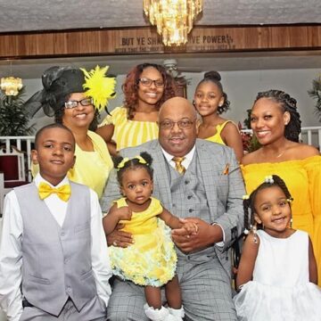 LARRY Marlene &family in yellow-0001